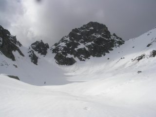 Nella parte alta alla base del ripido pendio finale sulla dx..