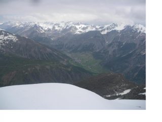 Berzezio e in basso a dx il Becco Rosso dalla vetta..