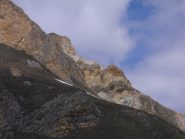 bella cresta rocciosa con camoscio sul primo torrione....