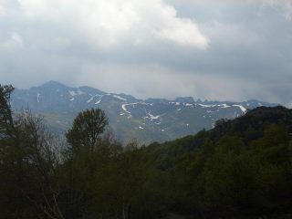 Durante la salita vista verso le rocche di Perabruna