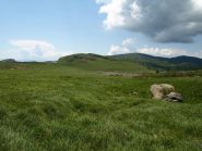 Campo delle pecore secondo i pastori, anche per le pietre che ricordano pecore. Sullo sfondo il Monte Beigua con i suoi ripetitori