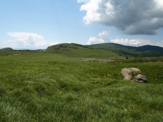 Campo delle pecore secondo i pastori, anche per le pietre che ricordano pecore. Sullo sfondo il Monte Beigua con i suoi ripetitori