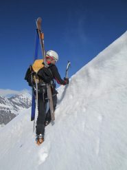 LeRoi gioca con la mini cornice sotto la vetta