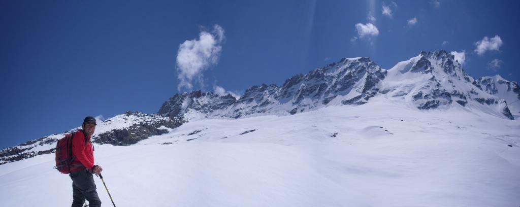 stiamo raggiungendo quota 3200 circa ,il bivacco  è sulla spalla sotto l'Herbetet...
