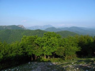 Vista verso Rocca Barbena e Galero salendo al Carmo