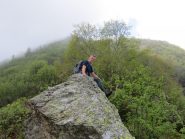 Franco su un masso panoramico della dorsale