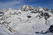gruppo del Gran Paradiso dalla vetta. Il Bivacco Ivrea è il puntino giallo indicato dalla freccia rossa