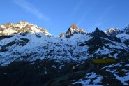 arrivo al Rifugio Pontese. Illuminati dal sole, la Blanc Giuir (sinistra) ed il Becco Meridionale della Tribolazione (destra)