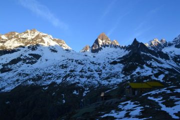 arrivo al Rifugio Pontese. Illuminati dal sole, la Blanc Giuir (sinistra) ed il Becco Meridionale della Tribolazione (destra)