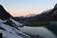 Lago di Teleccio salendo al rifugio. Si vedono le valanghe sulla strada