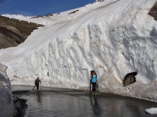 un pezzo di strada a piedi