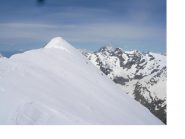 Il punto culminante dall'anticima e a dx il Sirac