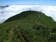 La dorsale in discesa verso il Passo delle Caranche sembra perdersi nel mare di nuvole