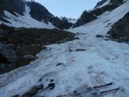 si calzano gli sci nei pressi del Gias Soprano, q 1750 circa