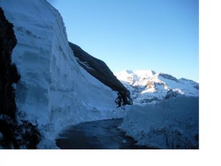 Muri di neve alti due piani..
