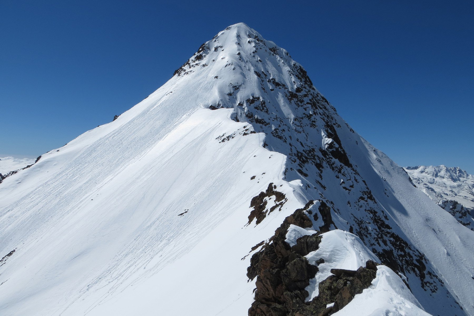 la cuspide terminale vista dalla cresta verso la Valaisan