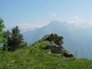 Il panoramico pianoro erboso all'uscita della via