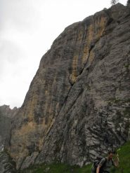 La grande fessura diagonale lungo la quale si svolge l'itinerario