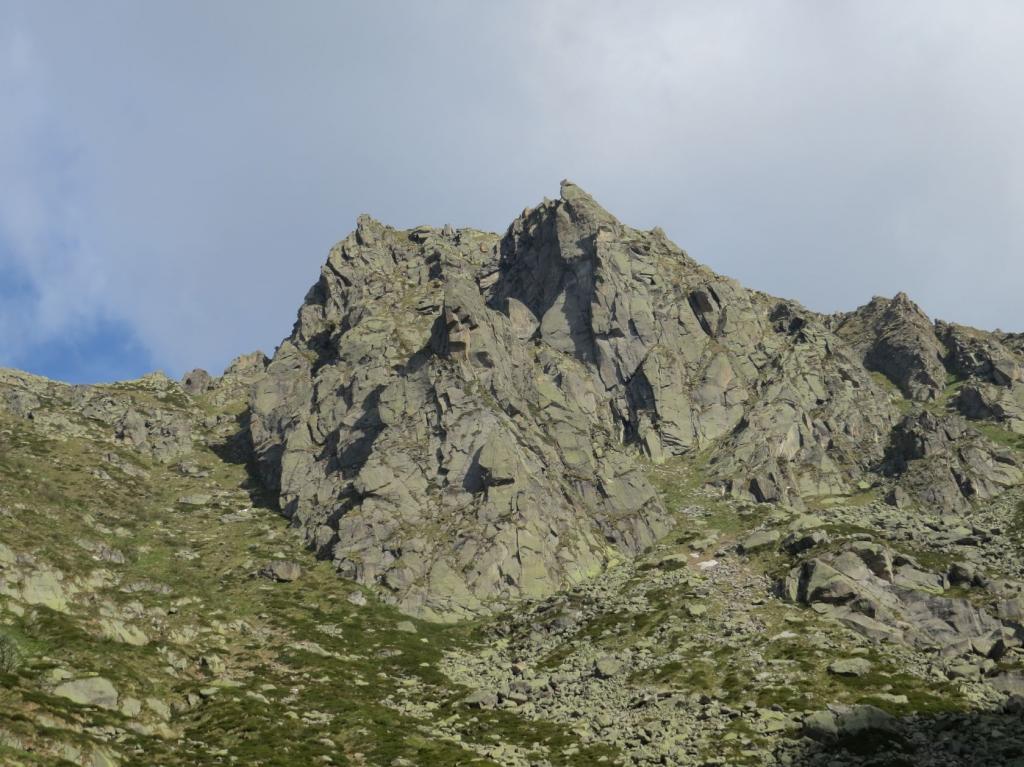 Il dirupato versante sud-est della Punta di Fioni