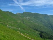 Il crinale, la strada, le malghe, il Monega e il Passo di Pian del Latte