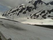 il lago ancora ghiacciato