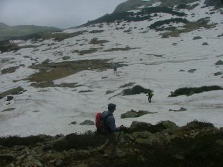 in questo trattoil sentiero e' ancora parzialmente innevato e difficilmente individuabile 