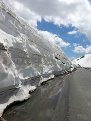 muri di neve ancora altissimi