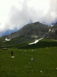 I pratoni che conducono alla Rocca dei Campanili