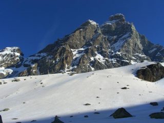 Accesso ai pendii superiori attraverso la facile rampa, sempre sotto un Cervino vigile.