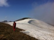 Ancora tanta neve sui pratoni che sovrastano la Rocca dei Campanili