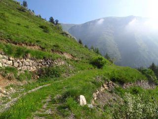 La strada di salita al colle di Neraissa