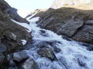 04 - guado difficile a pochi minuti dal rifugio (Al disgelo, 17giugno2013)