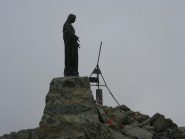 la statua della Madonna in cima