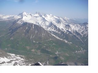 Una bella veduta del Col de Lautaret dalla vetta..sullo sfondo les Aig.d'Arves