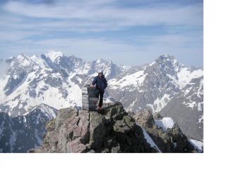 Sulla vetta n.2267 sorretto dai due colossi della Barre des Ecrin e della Gran Ruine a dx..