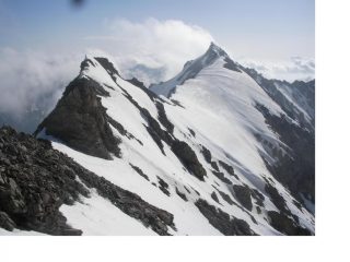 Salendo al Pic Ouest con il Pic est alle spalle..quello sulla dx al fondo