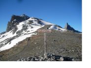 L'esile stele del Roc la Niera cozza con la piu' tozza sagoma della Rocca Bianca
