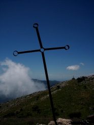 la croce ufficiale e sullo sfondo quella di ferro 