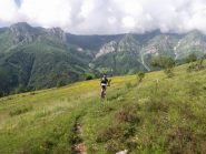 single track pianeggiante sotto il monte Ribè