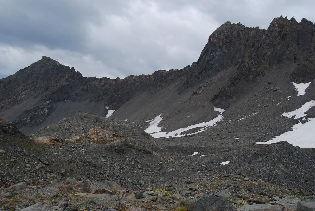 Il Col du Lac sans Fond visto dal Vallone del Breuil presso i laghi della Pointe Rousse