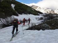 Si calzano gli sci a 2050m e dopo 50' di portage