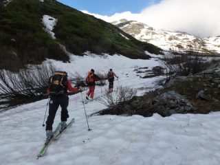Si calzano gli sci a 2050m e dopo 50' di portage