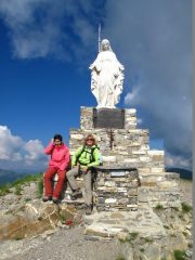 Le mie amiche con la Madonnina al dissolversi delle nuvole