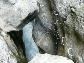 Massi incastrati dove si cambia sponda