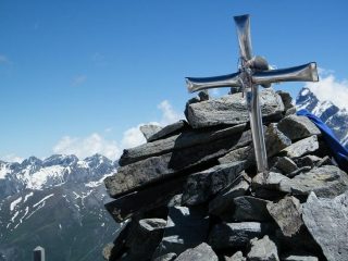La croce della Fiutrusa. Sulla DX il Monviso