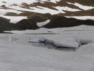 08 - si passa accanto a blocchi di neve che crollano all'interno di laghetti