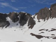 10 - raggiungere il colle, a dx nella foto, con l'innevamento odierno sembra ancora impegnativo