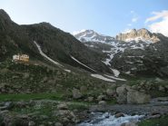 vista del rif. Soria e della Gorgia della Maura con la neve che arriva fino a 1850 m ca.
