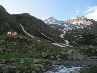 vista del rif. Soria e della Gorgia della Maura con la neve che arriva fino a 1850 m ca.
