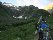 il tratto superiore della sterrata è bruttino... si spinge - in altro a sinistra la parte alta del percorso sotto la cresta est del Gelas